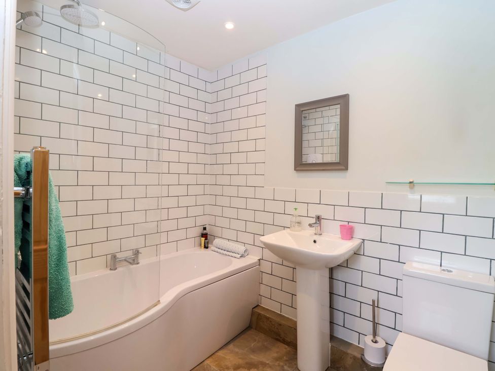 A bathroom with a bathtub and a sink at Walnut Major in Kingsbridge