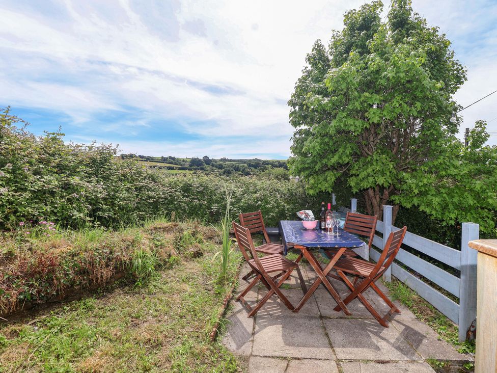An outdoor area with a table and chairs at Walnut Major in Kingsbridge