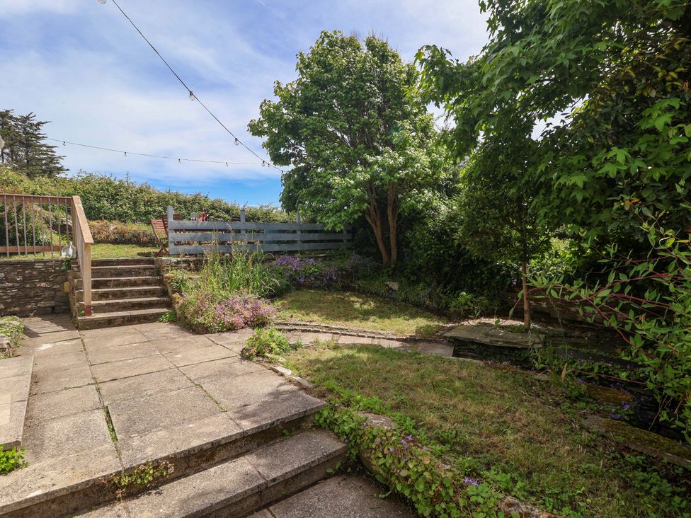 A garden with stairs and trees at Walnut Major in Kingsbridge