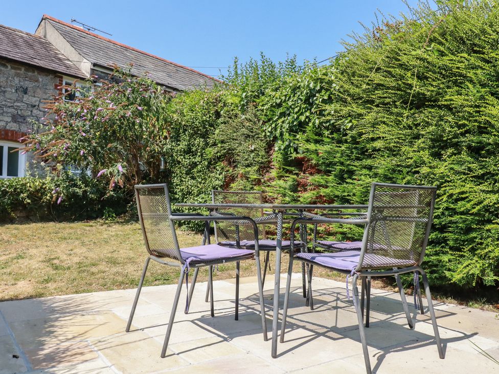 A table with chairs in a garden at Honeysuckle Cottage in Charlestown