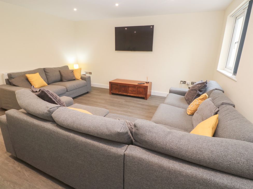 A living room with a TV and sofas at Boslowen in Portreath