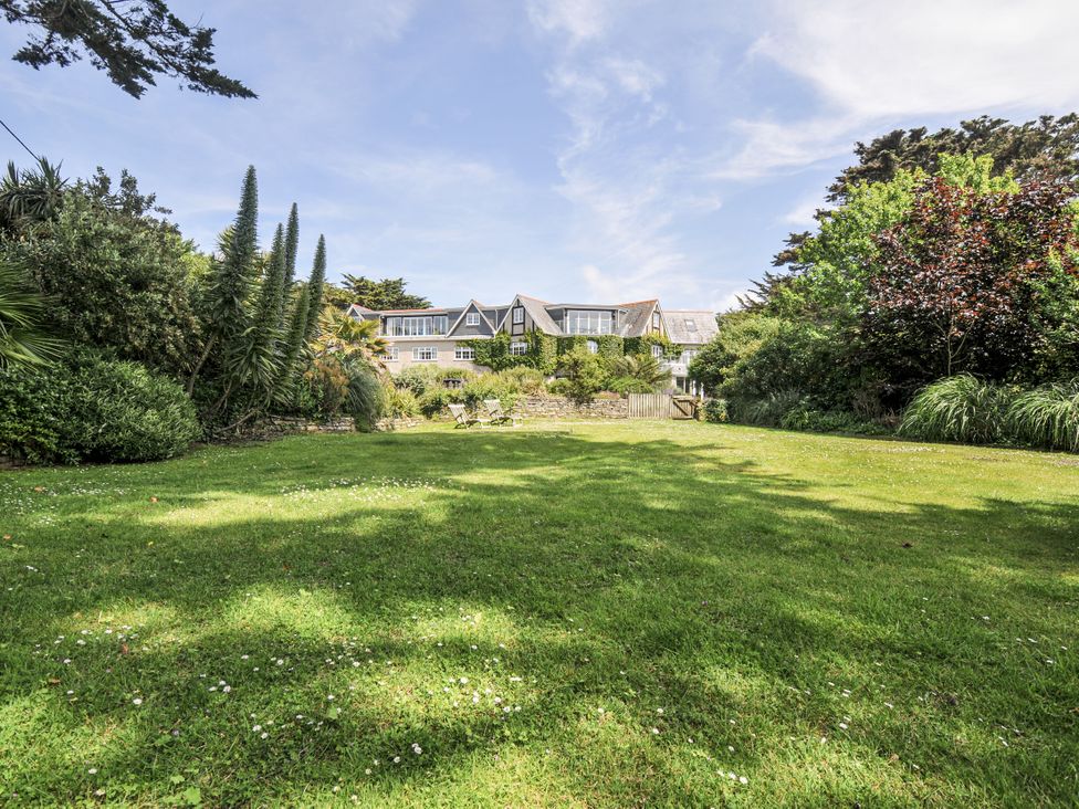 A garden with grass and trees at Bodare 8 in Daymer Bay