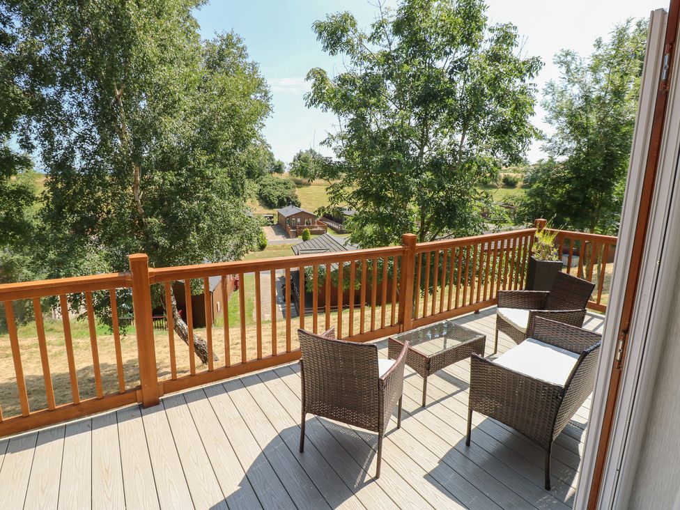 A deck with chairs and a table at Finnbars Lodge in Richmond