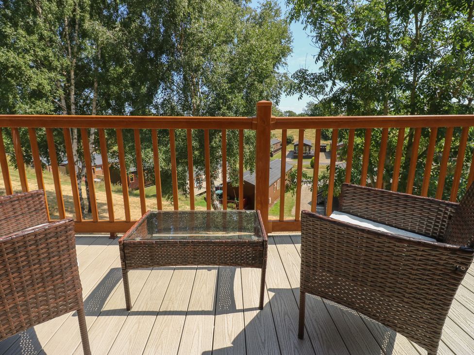 An outdoor patio with chairs and a table at Finnbars Lodge in Richmond
