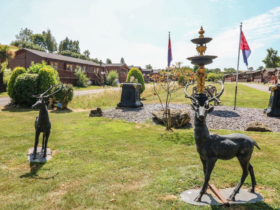 Outdoor area with deer statues and a fountain at Finnbars Lodge in Richmond