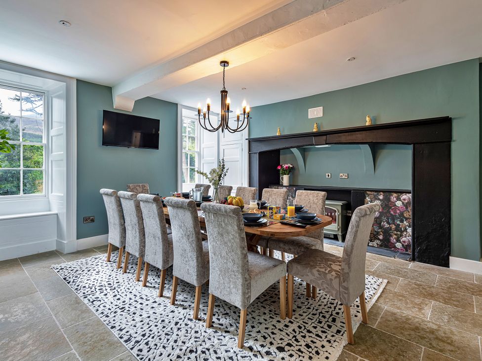 A dining room with a table and chairs at Snowdonia Manor in Dolgellau