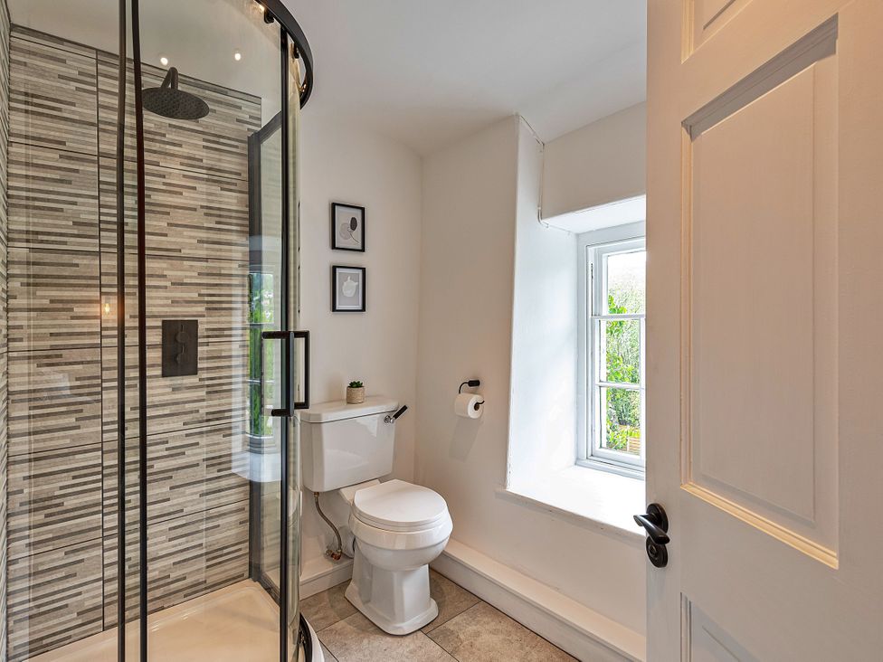 A bathroom with a shower and toilet at Snowdonia Manor in Dolgellau