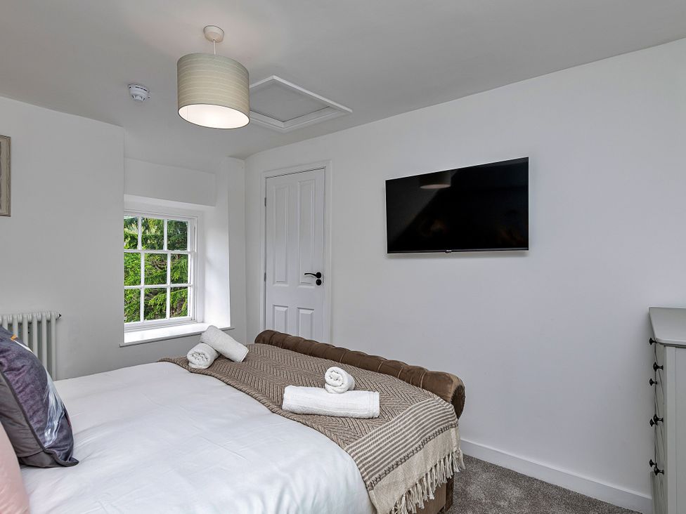 A bedroom with a bed and television at Snowdonia Manor in Dolgellau