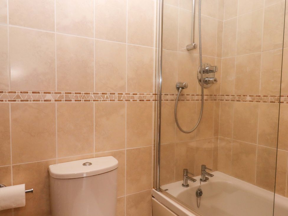 A bathroom with a bathtub and shower at Swallows Reach Halwell