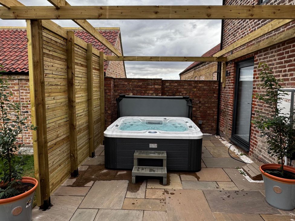 An outdoor area with a hot tub and plants at Courtenay House Harpham near Nafferton