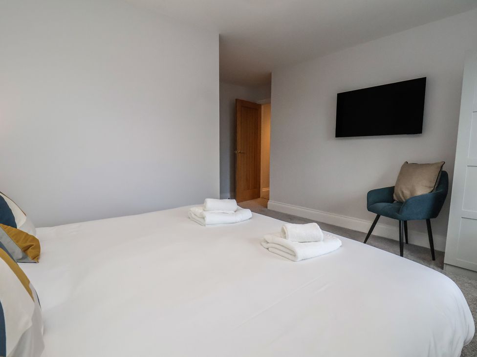 A bedroom with a bed and towels at Courtenay House Harpham near Nafferton