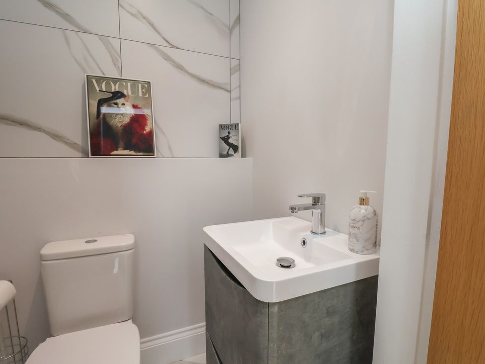 A bathroom with a sink and toilet at Courtenay House Harpham near Nafferton