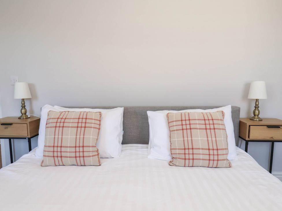 A bed with pillows and lamps at Harpham Manor House in Nafferton
