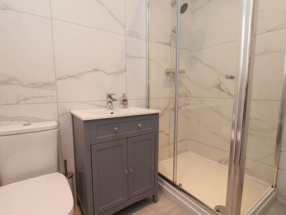 A bathroom with a shower, toilet, and sink at Harpham Manor House Nafferton