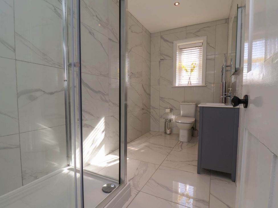 A bathroom with shower, toilet, and sink at Harpham Manor House Nafferton