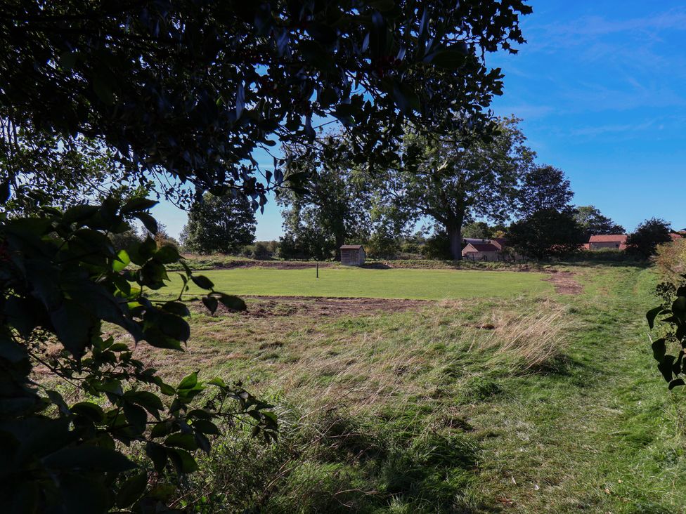 A field with trees and a shed at Harpham Manor House in Nafferton