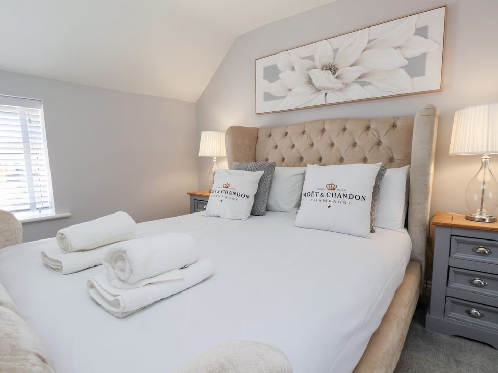 A bedroom with a bed and bedside tables at Manor Cottage Harpham near Nafferton