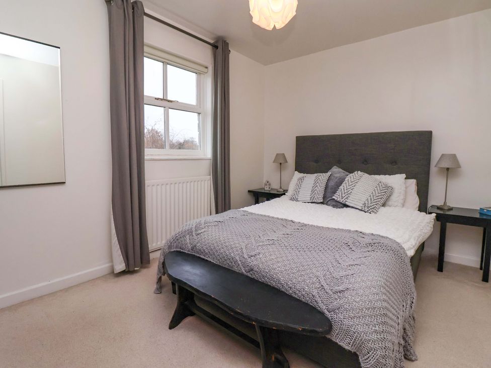 A bedroom with a bed and bedside tables at Lair Close House in Harrogate