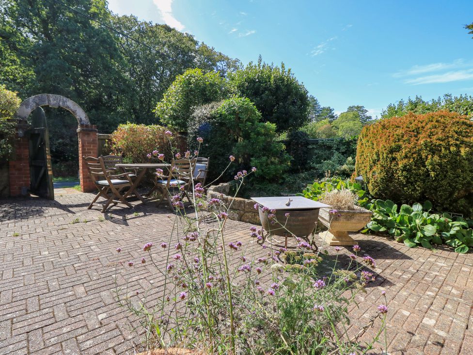 A garden with a table and chairs at The Chapel in Northwood, Isle Of Wight