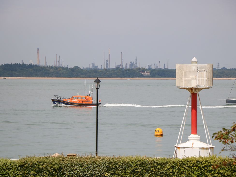 Medina by The Solent - Isle of Wight & Hampshire - 1166333 - thumbnail photo 21