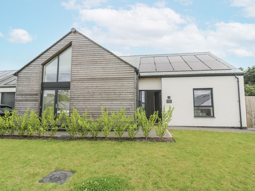 A house with solar panels and garden at Kerrek Lodge in Mylor Bridge