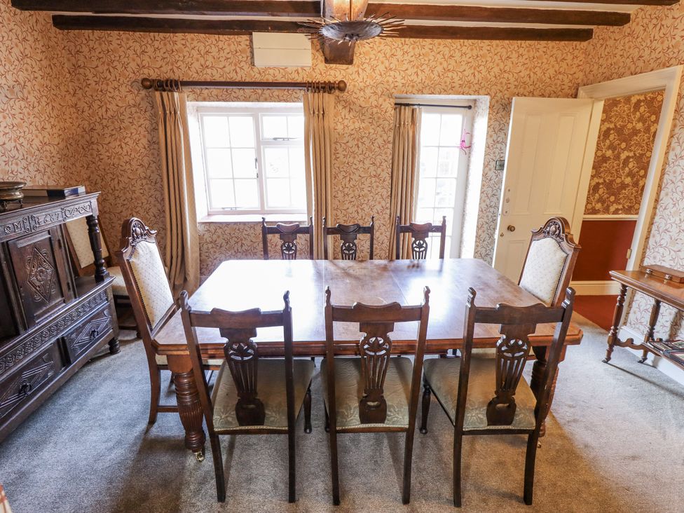A dining room with a table and chairs at Holme Farm in Ruskington