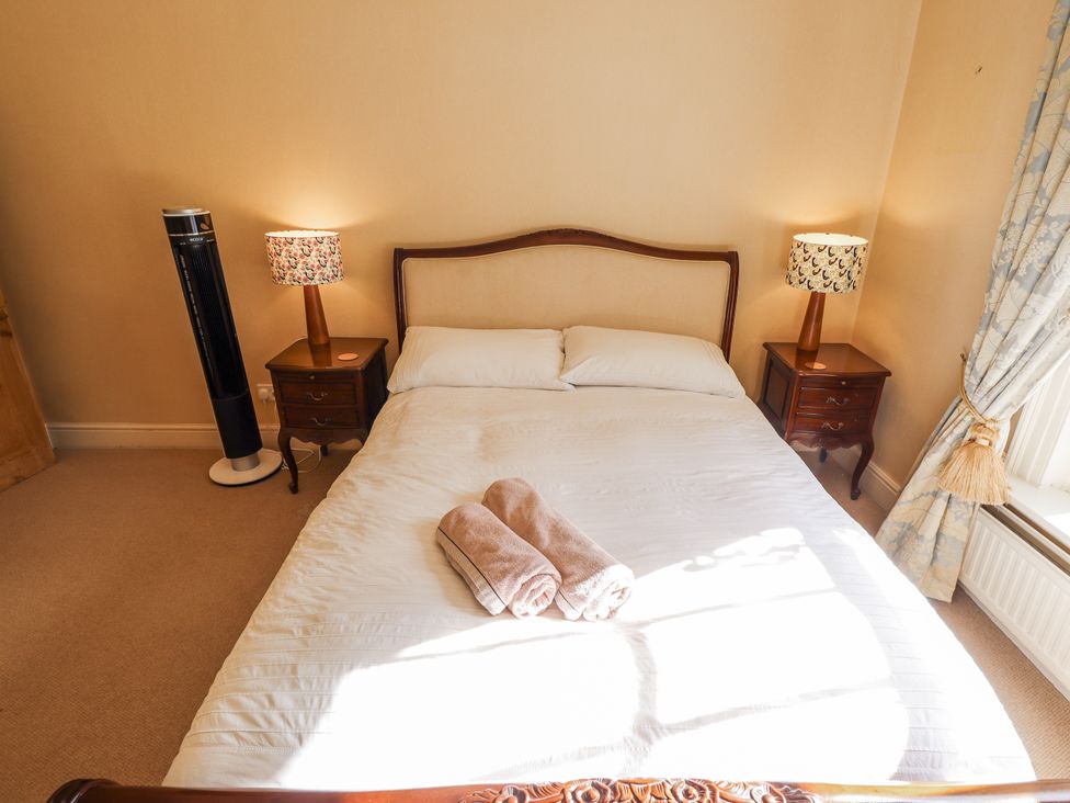 A bedroom with a bed and lamps at Holme Farm in Ruskington