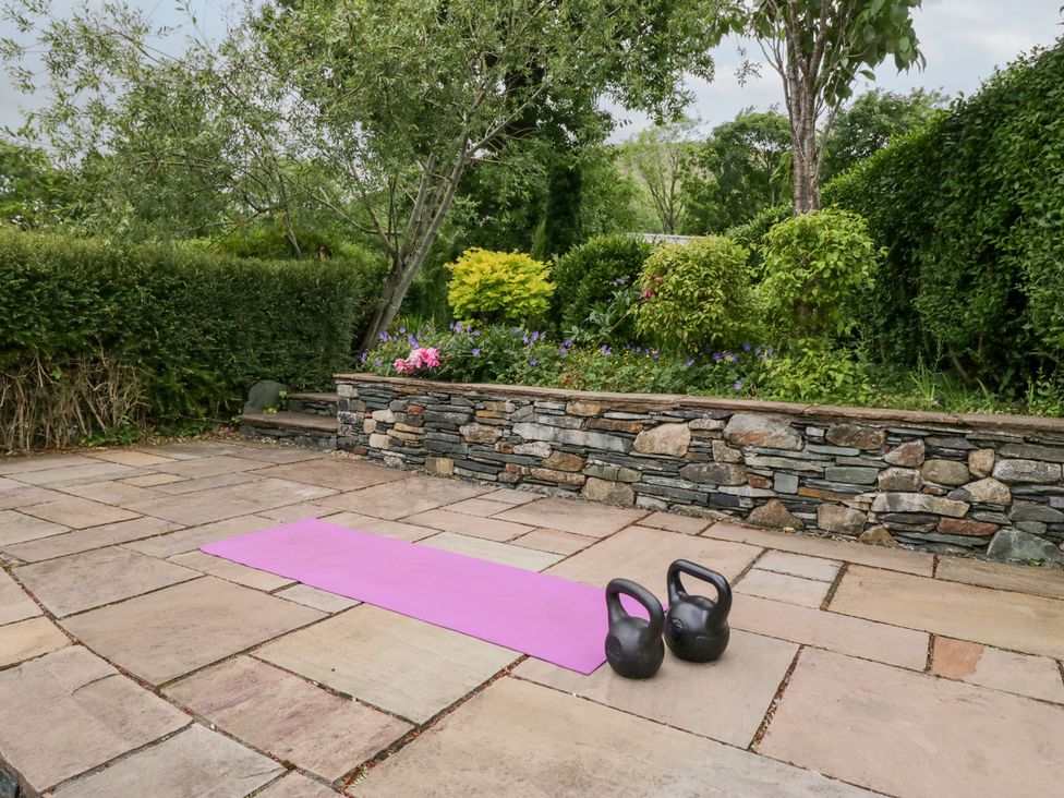 A garden with a yoga mat and kettlebells at Sunnycroft in Keswick