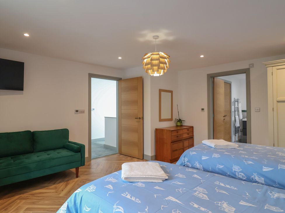 A bedroom with two beds and a sofa at Seacroft in Wellswood near Torquay