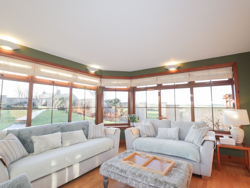 A snug with sofas and a coffee table at Northbanks House Thurso