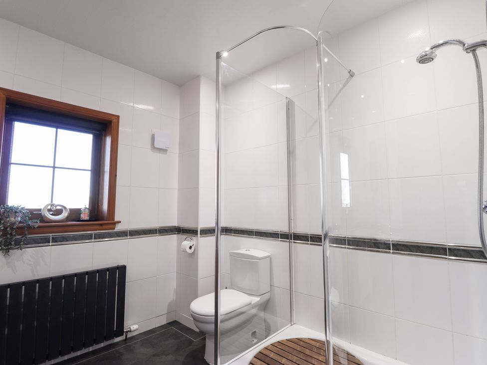 A bathroom featuring a shower and toilet at Northbanks House in Thurso