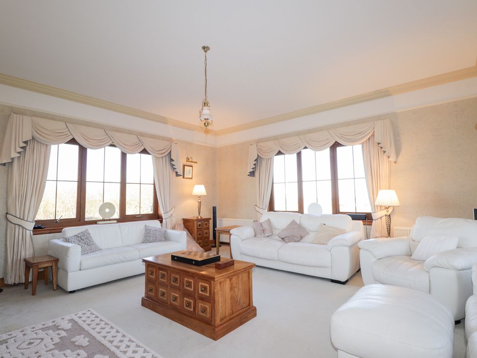 A living room with sofas and a coffee table at Northbanks House in Thurso