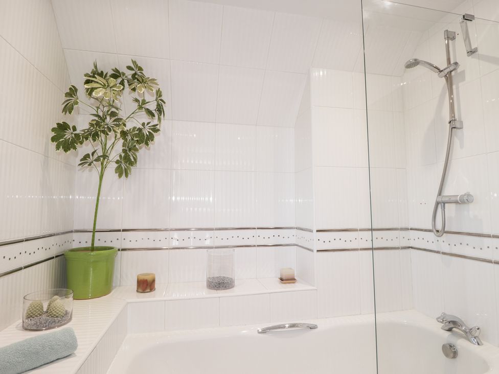 A bathroom with a bathtub and shower at Northbanks House in Thurso