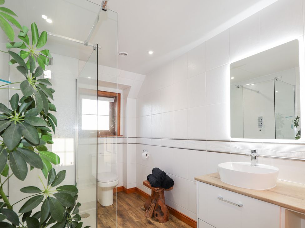 A bathroom with a shower, toilet, and sink at Northbanks House Thurso