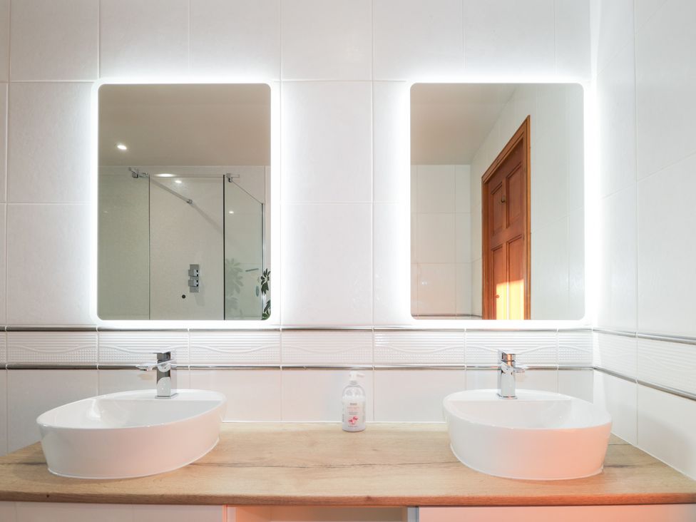 A bathroom with sinks and mirrors at Northbanks House Thurso