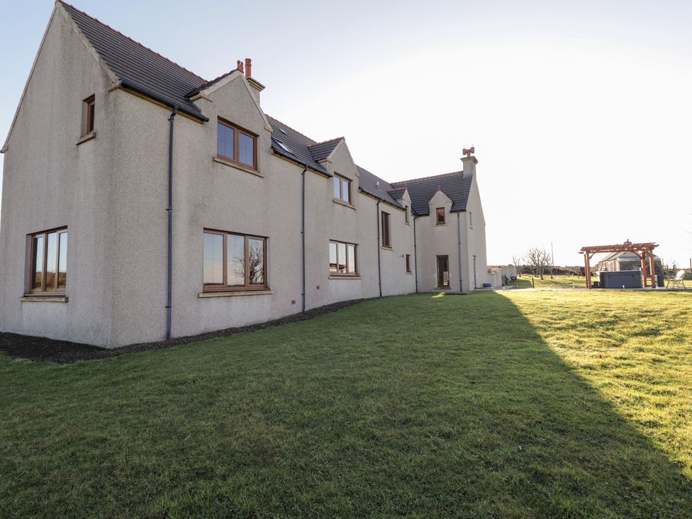 An exterior view of a house with a yard at Northbanks House Thurso