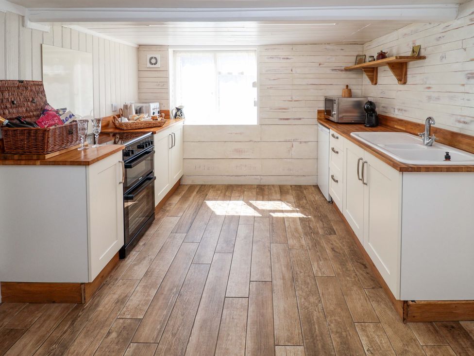 A kitchen with cabinets and appliances at Beehive in Beccles
