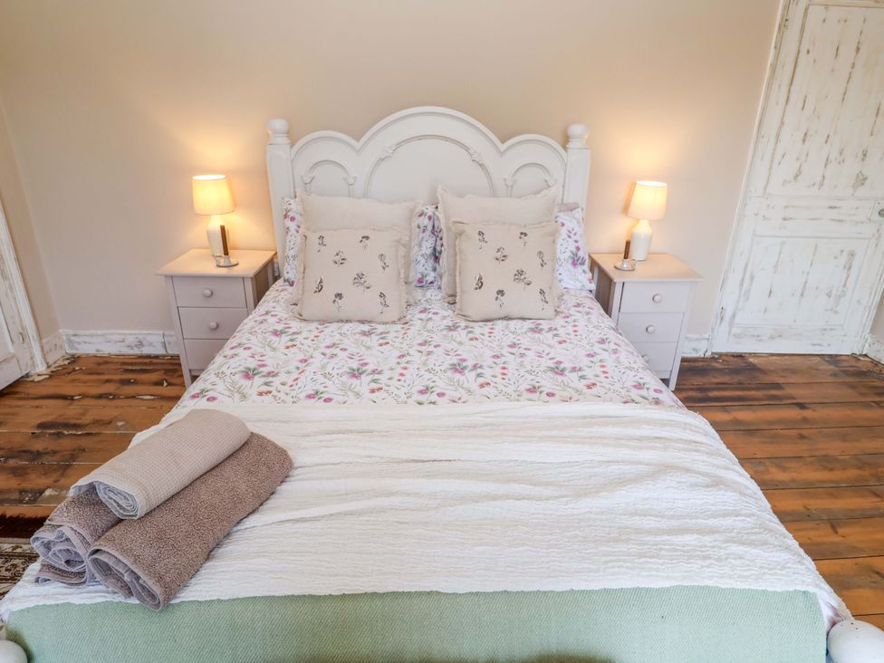 A bedroom with a bed and bedside tables at Beehive in Beccles