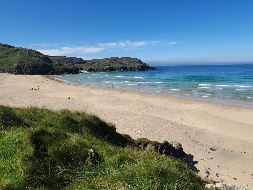 A beach with sand and waves at 11 Knock in Carloway