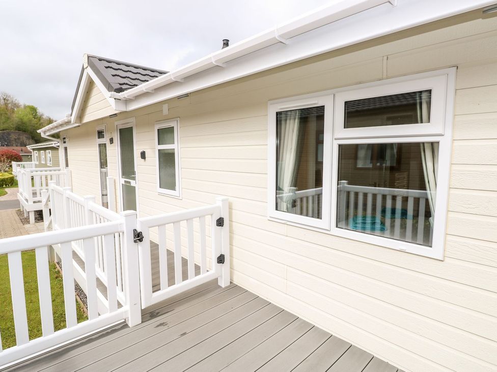 A house with a deck and railing at Erisa