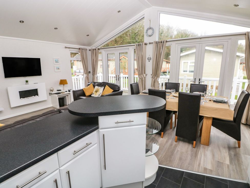 A dining area with a table and chairs at Erisa