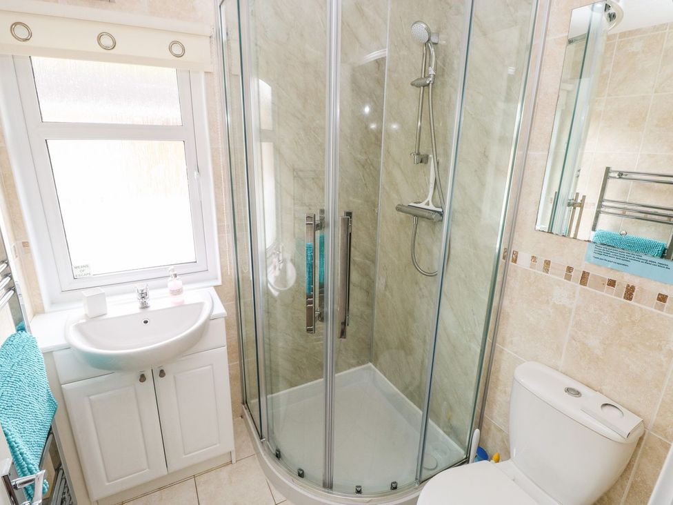 A bathroom with a shower, sink, and toilet at Erisa