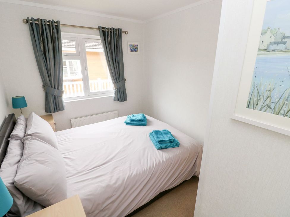 A bedroom with a bed and towels arranged at Erisa