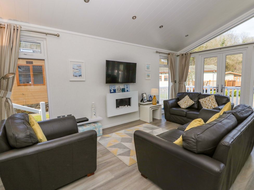 A living room with sofas and a television at Erisa in Stepaside