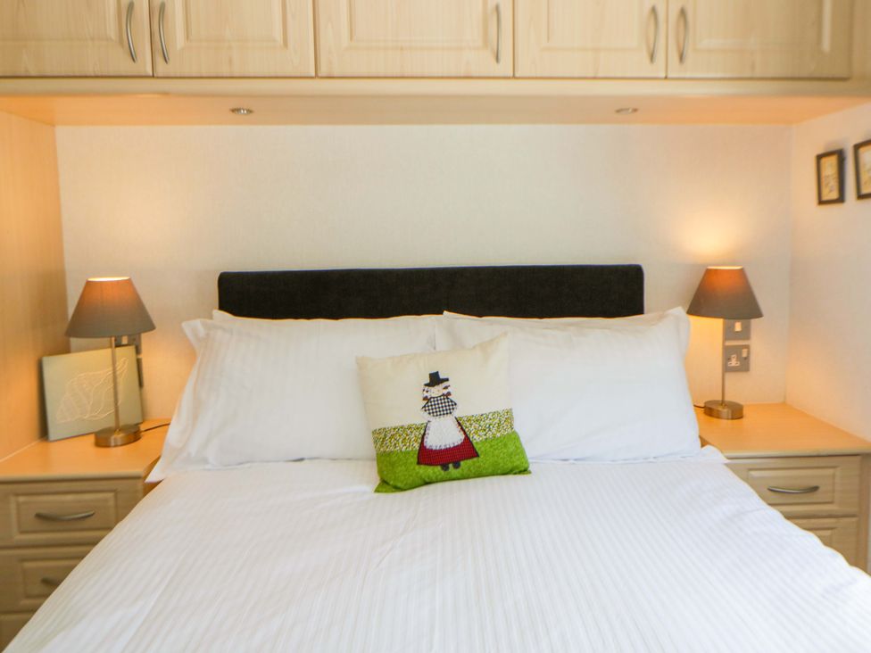 A bedroom with a bed and decorative pillow at Erisa in Stepaside