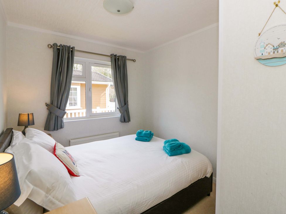 A bedroom with a double bed and towels at Erisa in Stepaside