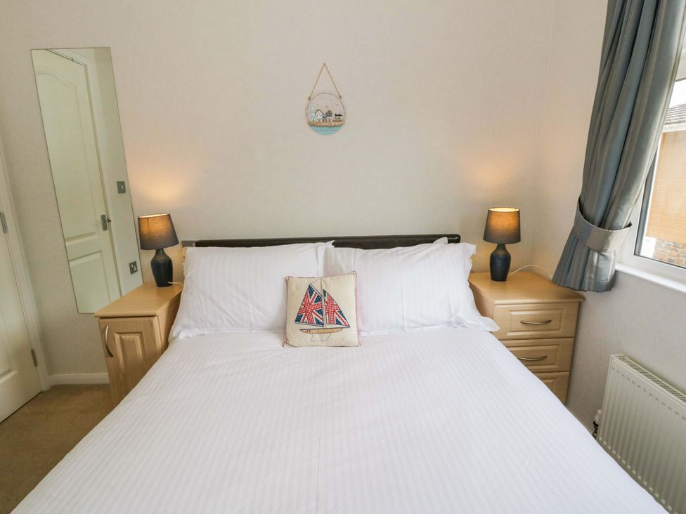 A bedroom with a bed, bedside tables and lamps at Erisa in Stepaside