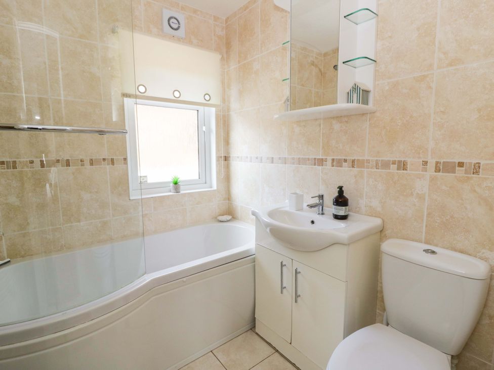 A bathroom with a bathtub, toilet, and sink at Erisa, Stepaside