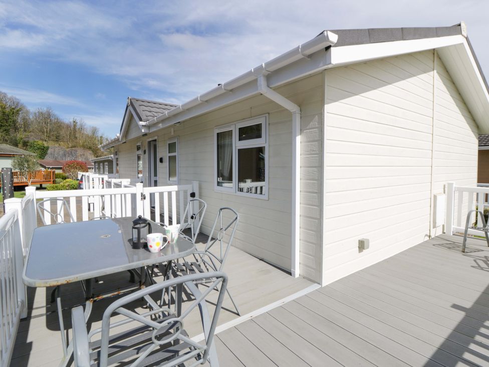 An outdoor deck with a table and chairs at Erisa in Stepaside