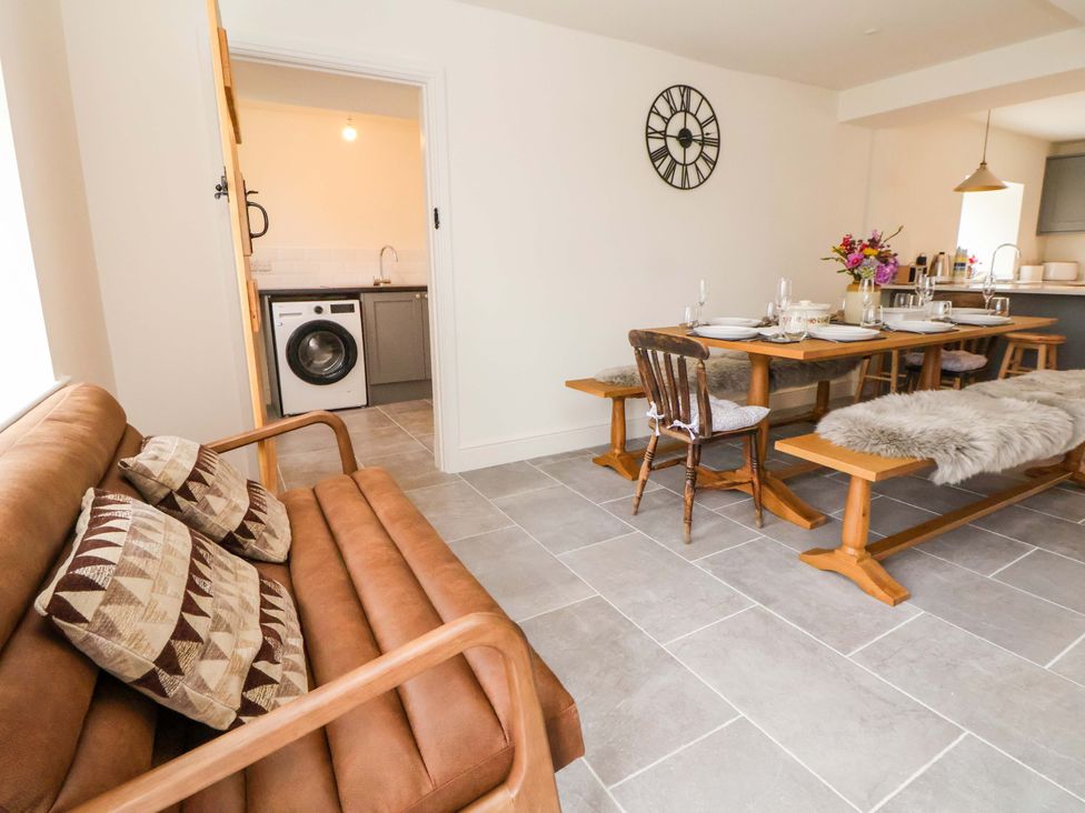A dining room with a table and chairs at Isfryn